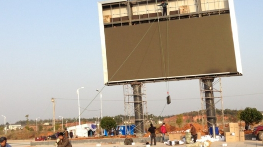 湖南岳陽(yáng)汨羅火車(chē)站東廣場(chǎng)P10戶外全彩LED顯示屏