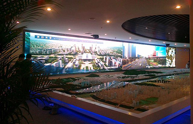 江蘇鹽城汽車(chē)商貿(mào)城展館P5室內(nèi)全彩LED顯示屏由上海智彩科技設(shè)計(jì)、安裝